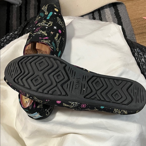 Toms Black Flats with Vibrant Animal Design - Picture 4 of 8